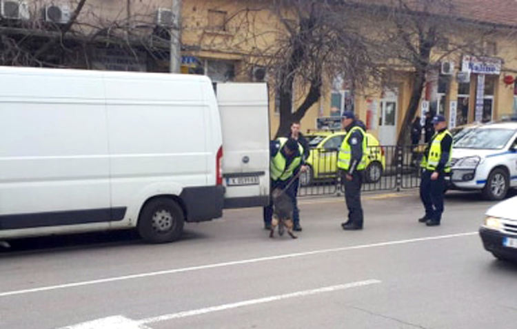 Спецакция с полицейско куче в Хасково, търсят наркотици и цигари