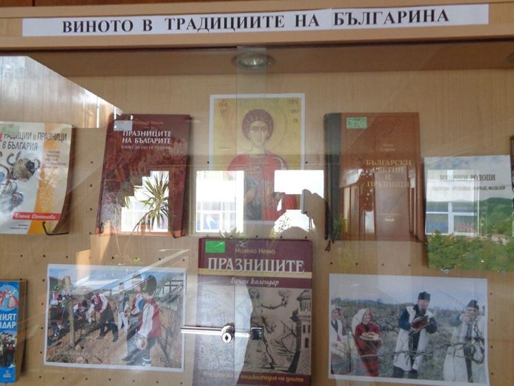 Виното в традициите на българина показва изложба в библиотеката в Кърджали