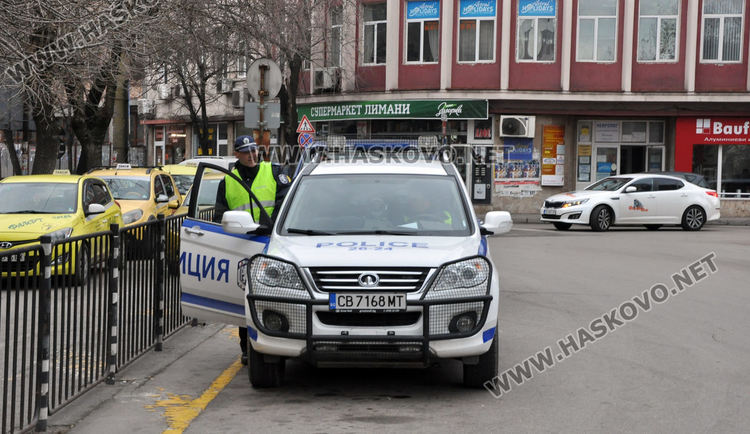 Спецакция с полицейско куче в Хасково, търсят наркотици и цигари