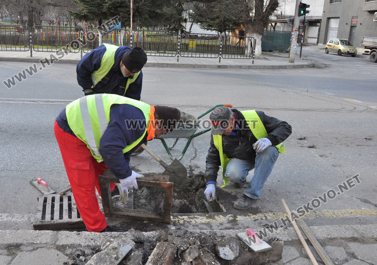 "Екопрогрес" повдига нивото на уличните шахти в Хасково