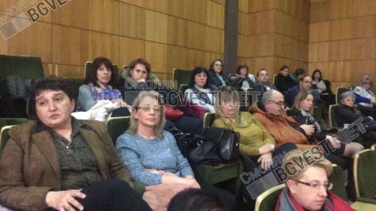 В залата присъстваха директорите на училища в Смолян и общината. Те са категорични, че изхранването на децата е тежка задача, но те я поемат в името на децата