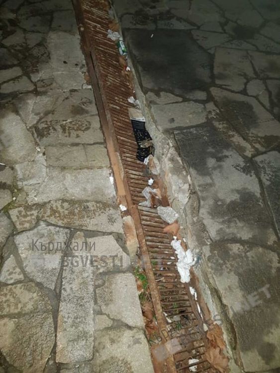 Дете попадна в пропаднали дъждоприемни шахти до Белия кораб,късмет е, че не пострада сериозно