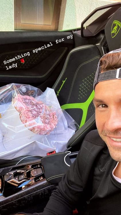 Григор с голям букет за рождения ден на майка си Мария