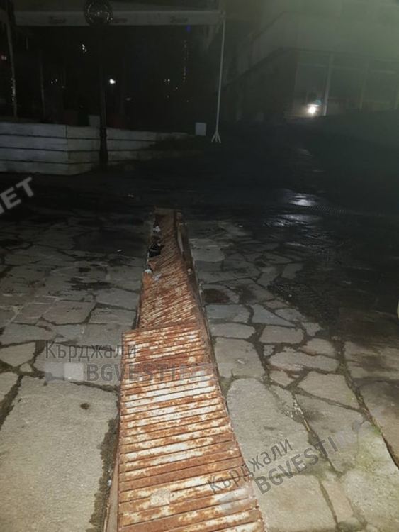 Дете попадна в пропаднали дъждоприемни шахти до Белия кораб,късмет е, че не пострада сериозно