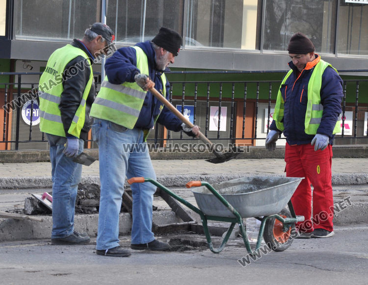 "Екопрогрес" повдига нивото на уличните шахти в Хасково