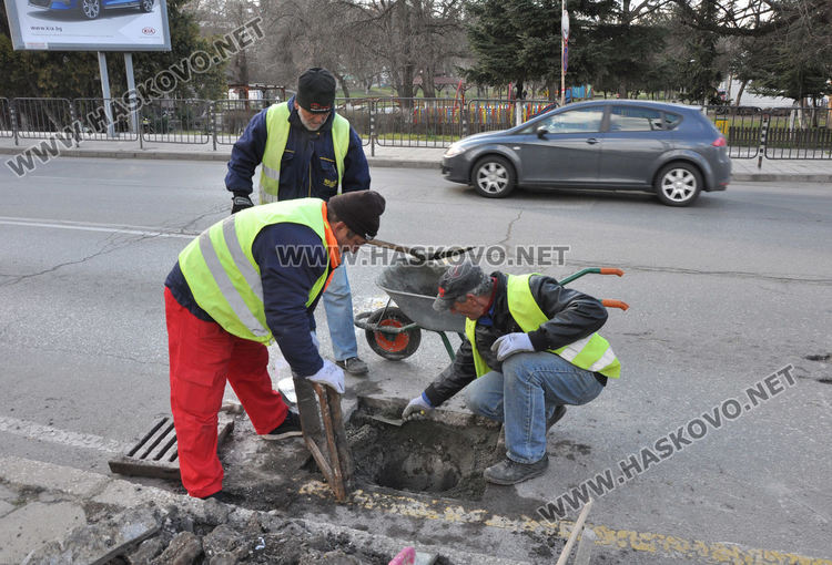 "Екопрогрес" повдига нивото на уличните шахти в Хасково