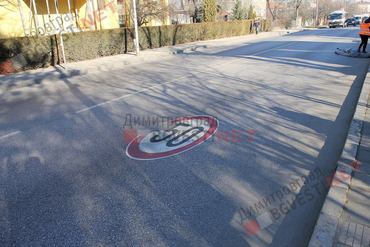 Част от термопластичните знаци се разпадат, фирмата обеща 5 години гаранция?