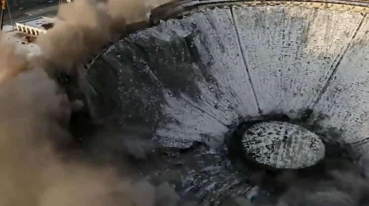 Рухна покривът на спортно-концертен комплекс в Санкт Петербург (видео)