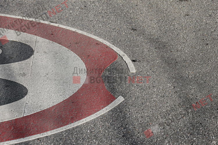 Част от термопластичните знаци се разпадат, фирмата обеща 5 години гаранция?