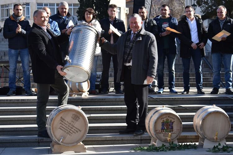  "Каберне Фран" на Борислав Ангелов е най-доброто домашно вино, Женя Гюзелджова е майсторката на сармите