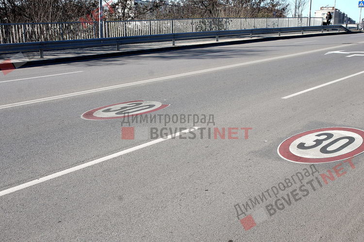 Част от термопластичните знаци се разпадат, фирмата обеща 5 години гаранция?