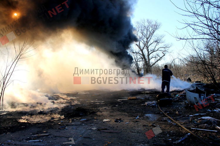 Нерегламентирано сметище гори в Димитровград