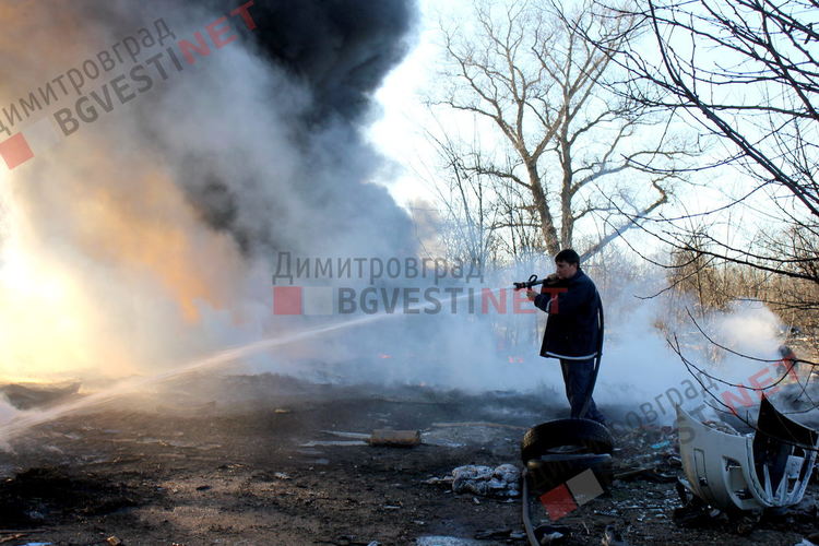 Нерегламентирано сметище гори в Димитровград