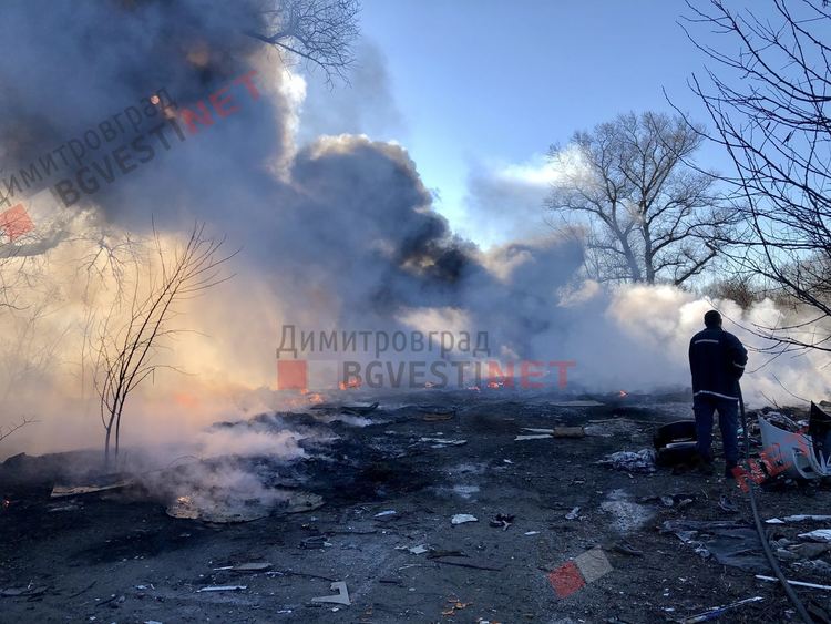 Нерегламентирано сметище гори в Димитровград