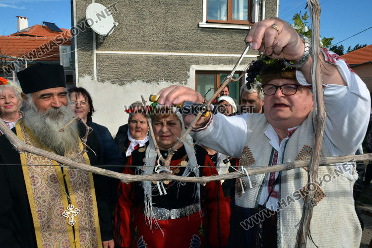 Зарязаха в Голямо Асеново за хубава реколта с пожеланието: Горната вода да стигне долната вода! 