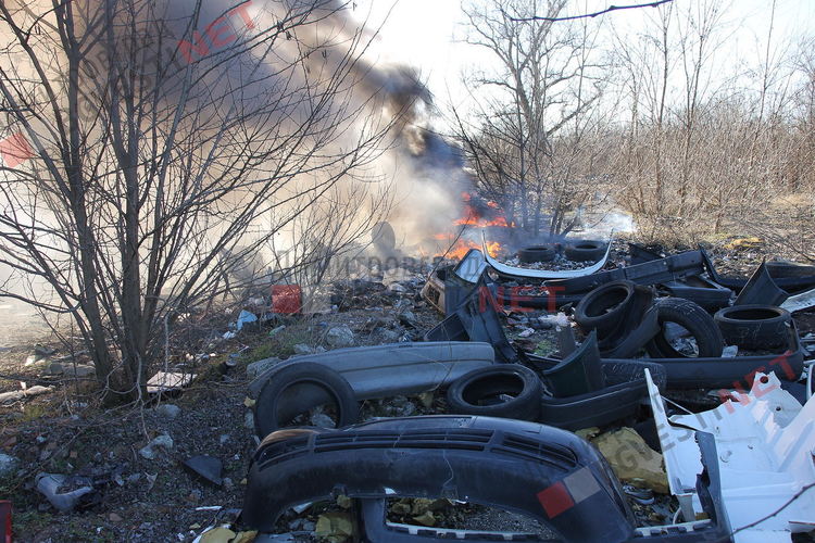 Нерегламентирано сметище гори в Димитровград