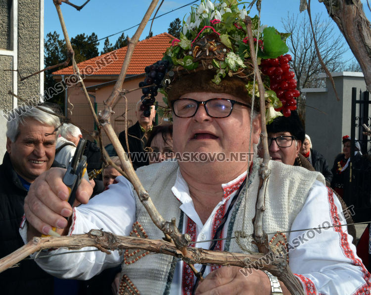 Зарязаха в Голямо Асеново за хубава реколта с пожеланието: Горната вода да стигне долната вода! 