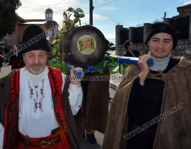 Зарязаха в Голямо Асеново за хубава реколта с пожеланието: Горната вода да стигне долната вода! 