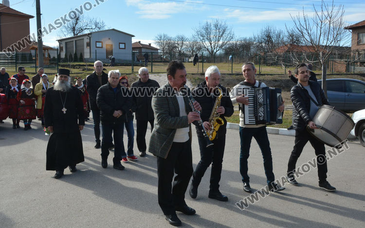 Зарязаха в Голямо Асеново за хубава реколта с пожеланието: Горната вода да стигне долната вода! 
