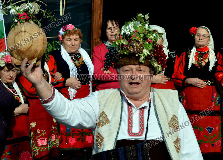 Зарязаха в Голямо Асеново за хубава реколта с пожеланието: Горната вода да стигне долната вода! 