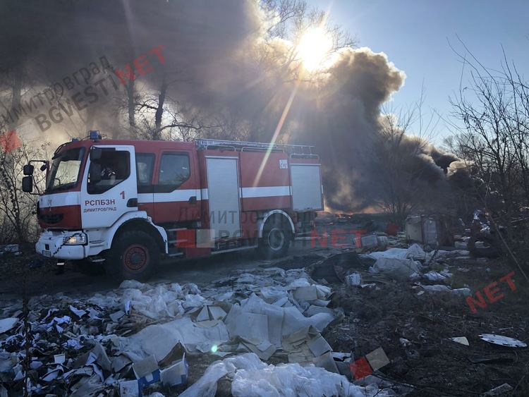 Нерегламентирано сметище гори в Димитровград
