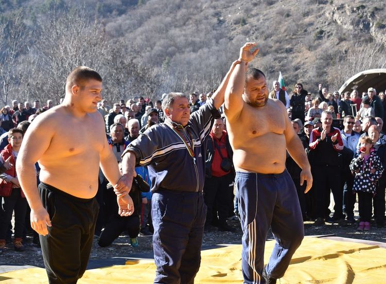 За пореден път борецът Митко Кумчев вдигна на рамене 100-килограмовия баш