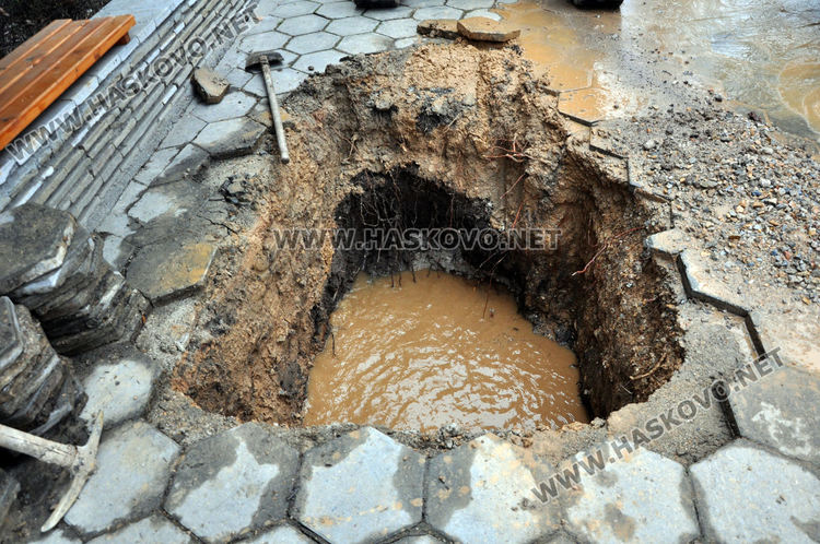 ВиК отстранява теч до Младежкия, разкопаха тротоара