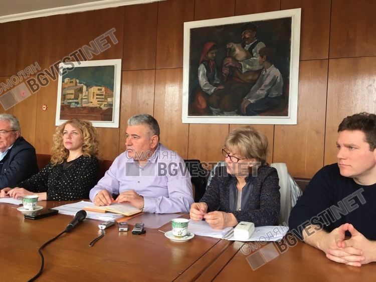 "Бавно, скъпо и безхаберно се управлява тази община и конкретно по тази тема. Това е престъпление- едни пари да се усвоят, а не да се свърши работа", смята Сабрутев за проекта за приюта за кучета