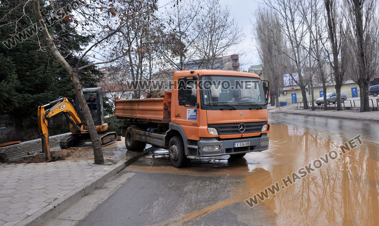 ВиК отстранява теч до Младежкия, разкопаха тротоара