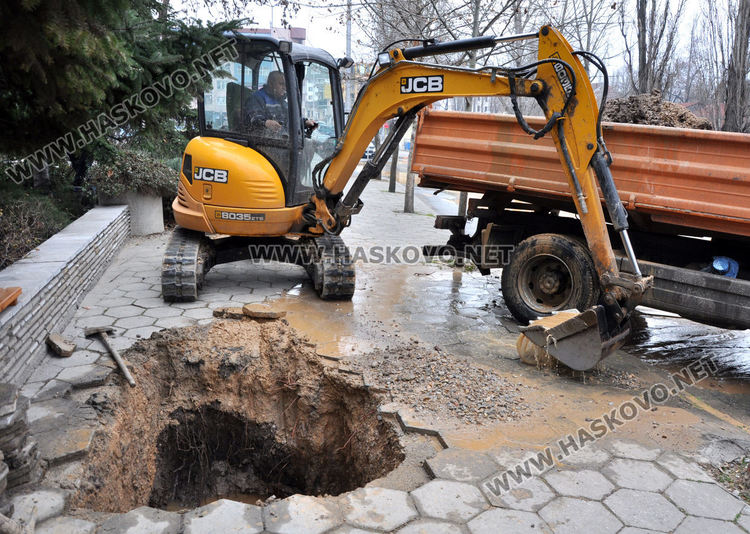 ВиК отстранява теч до Младежкия, разкопаха тротоара
