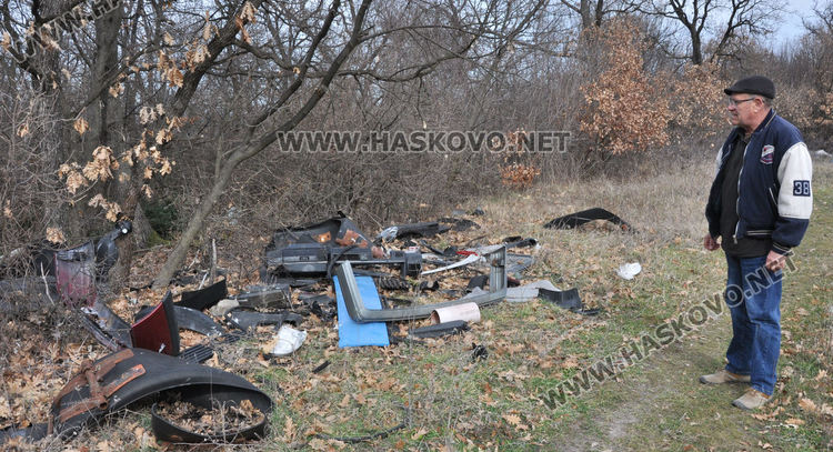 Купища животински кости и автомобилни части изхвърлени край Конуш