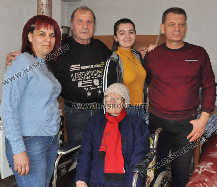 Духовитата баба Мария от Момино навърши 100 години под звуците на любимата си песен