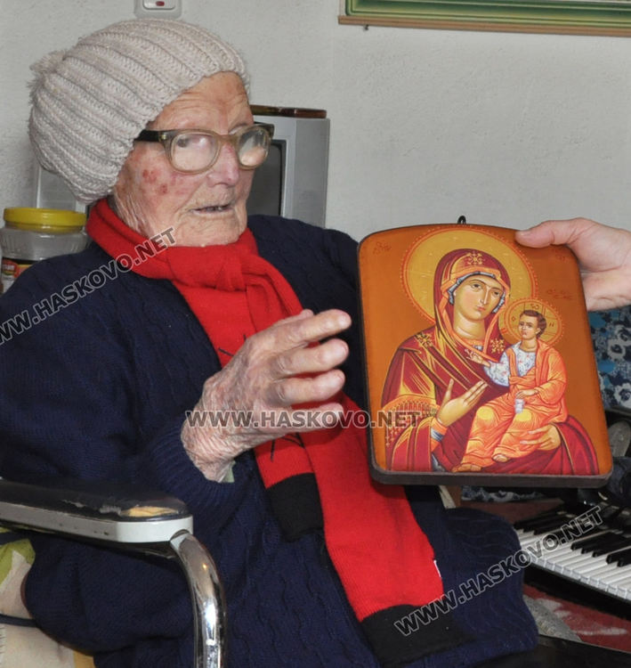 Духовитата баба Мария от Момино навърши 100 години под звуците на любимата си песен