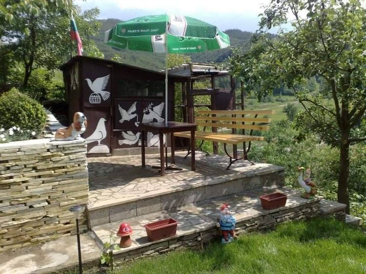  Асен от Смолян не чува и не говори, но за половин година сам построи дворец за гълъби