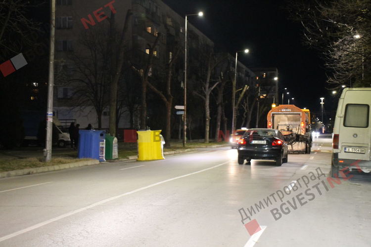 Силният вятър изкорени дърво в Димитровград, падна върху беседка