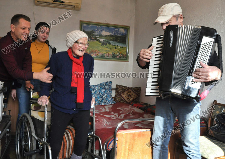 Духовитата баба Мария от Момино навърши 100 години под звуците на любимата си песен