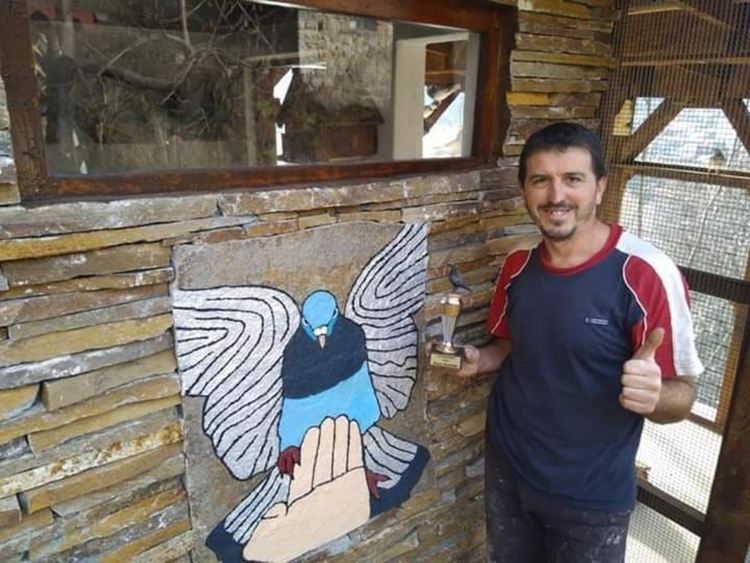 Асен е построил всичко сам за няколко месеца, а любов и сърце влага във всеки камък и тухла, положени с вкус и усет за красота