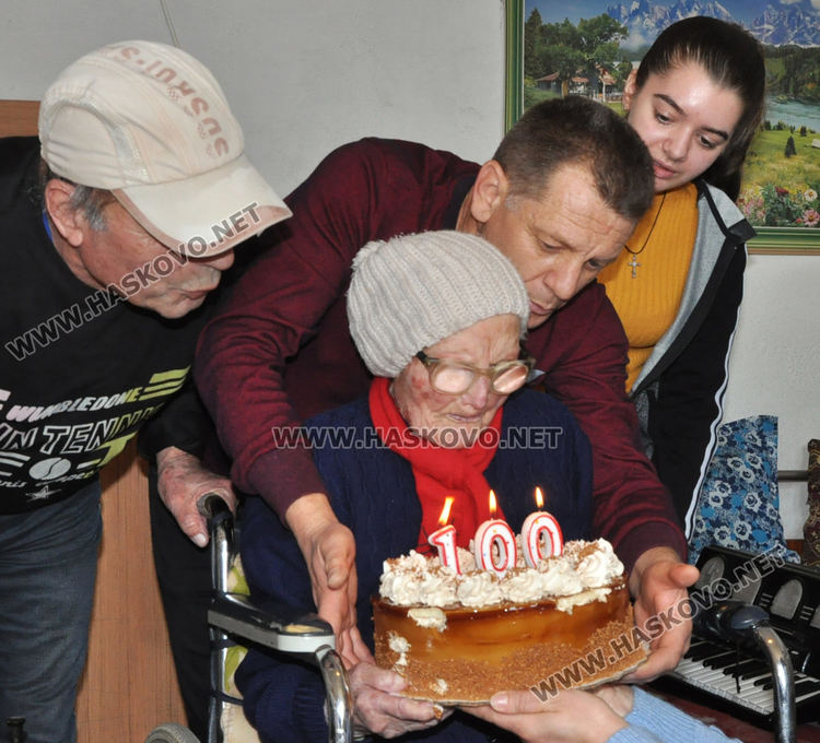 Духовитата баба Мария от Момино навърши 100 години под звуците на любимата си песен