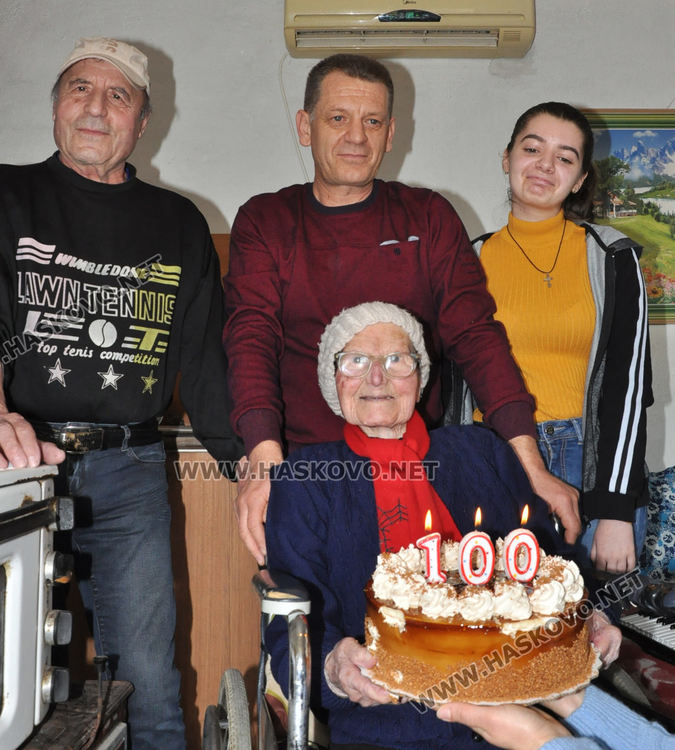Духовитата баба Мария от Момино навърши 100 години под звуците на любимата си песен