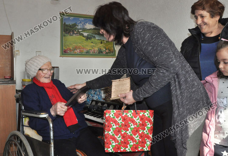 Духовитата баба Мария от Момино навърши 100 години под звуците на любимата си песен