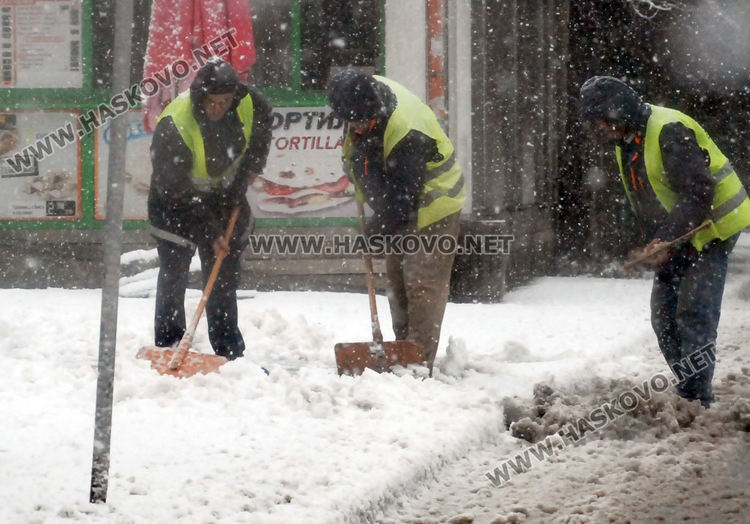 Буксуващи коли и тирове в снега затрудниха движението в Хасковско