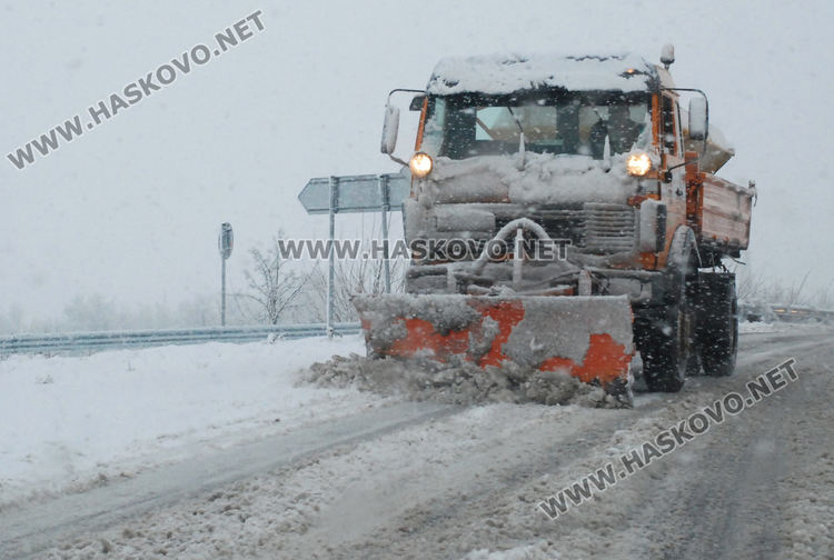 Буксуващи коли и тирове в снега затрудниха движението в Хасковско