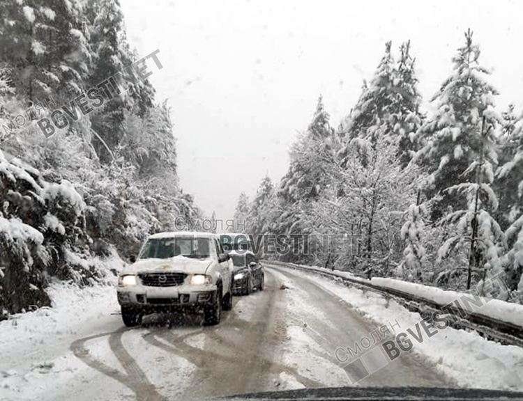 Тежка зимна обстановка в Смолянско: подадени са стотици сигнали, десетки закъсали автомобили, 40 см. нов сняг