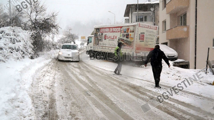 Тежка зимна обстановка в Смолянско: подадени са стотици сигнали, десетки закъсали автомобили, 40 см. нов сняг