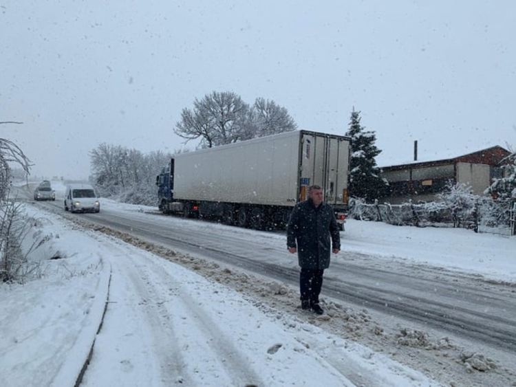 Общината: Махнете колите от улиците, пречат за почистване на снега