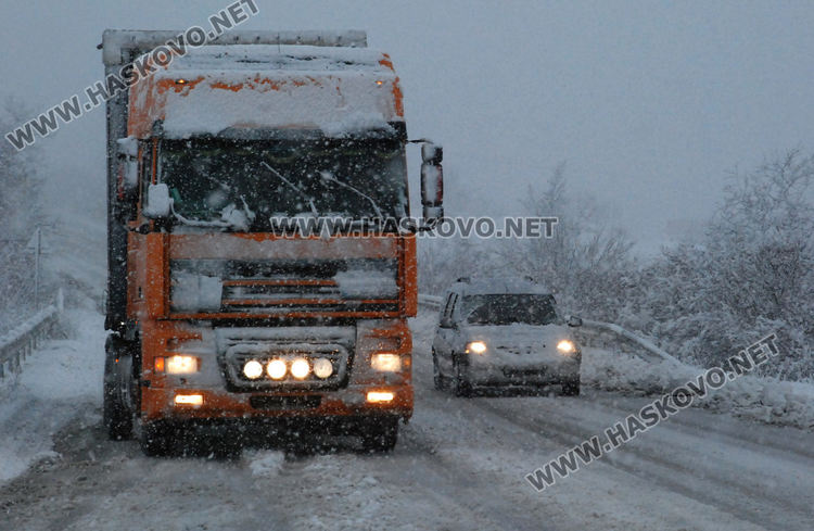 Буксуващи коли и тирове в снега затрудниха движението в Хасковско