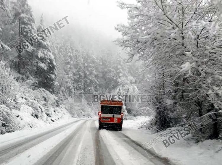 Тежка зимна обстановка в Смолянско: подадени са стотици сигнали, десетки закъсали автомобили, 40 см. нов сняг