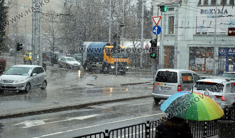 Гръмотевици, дъжд и сняг едновременно в Хасково! Синоптиците: не е необичайно