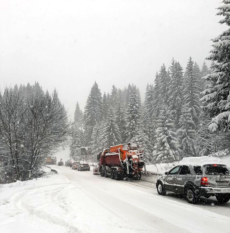 Автобус с 30 деца закъса на Пампорово, населени места в две общини без ток
