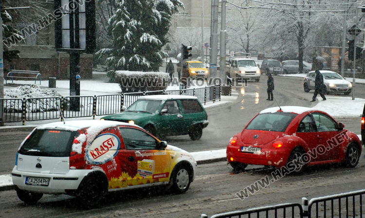 Гръмотевици, дъжд и сняг едновременно в Хасково! Синоптиците: не е необичайно